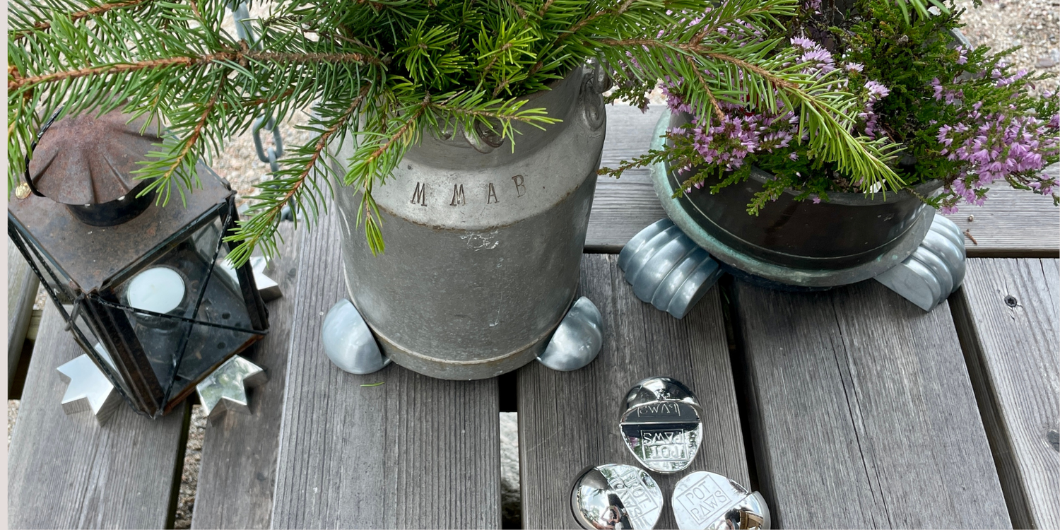 Dekorerat utomhus med krukfötter under krukor och ljuslykta