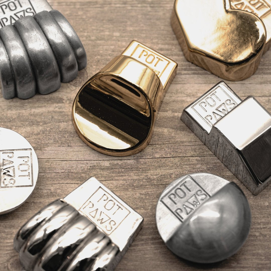 Tolv krukfötter i metall utspridda på bordet